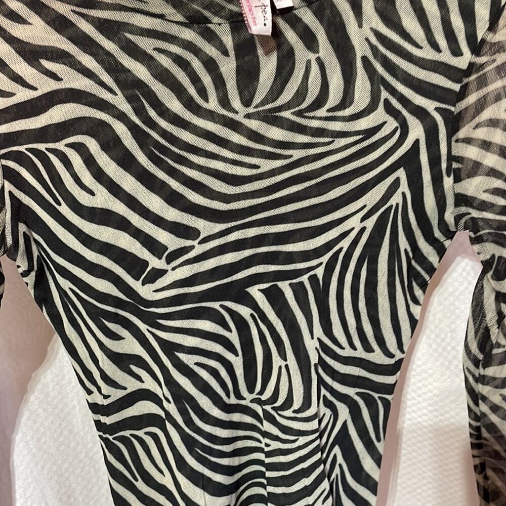 Sweet Pea M black white double layer zebra print top 💯 nylon stretch euc - Picture 4 of 8
